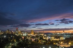 Adelaide – Skyline der Innenstadt bei Nacht Copyright Bild: South Australian Tourism Commission