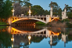 Ingo Öland: Adelaide Bridge; Klicken Sie auf das Bild um eine vergrößerte Ansicht sehen zu können.